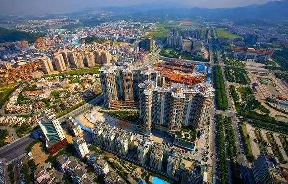 广东省赵庆市全貌，一座活力四溢的现代都市